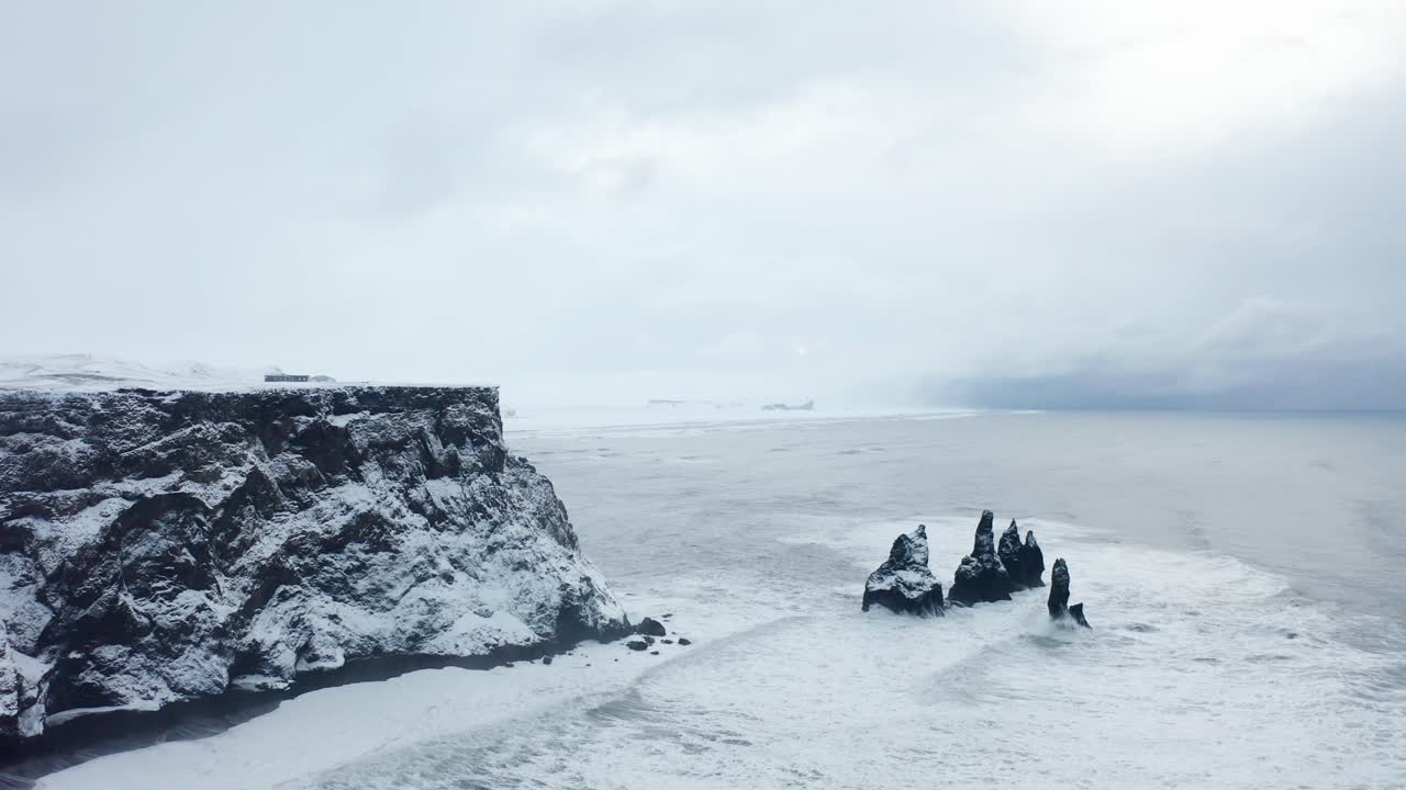 겨울에 아이슬란드의 높은 파도의 드론 샷