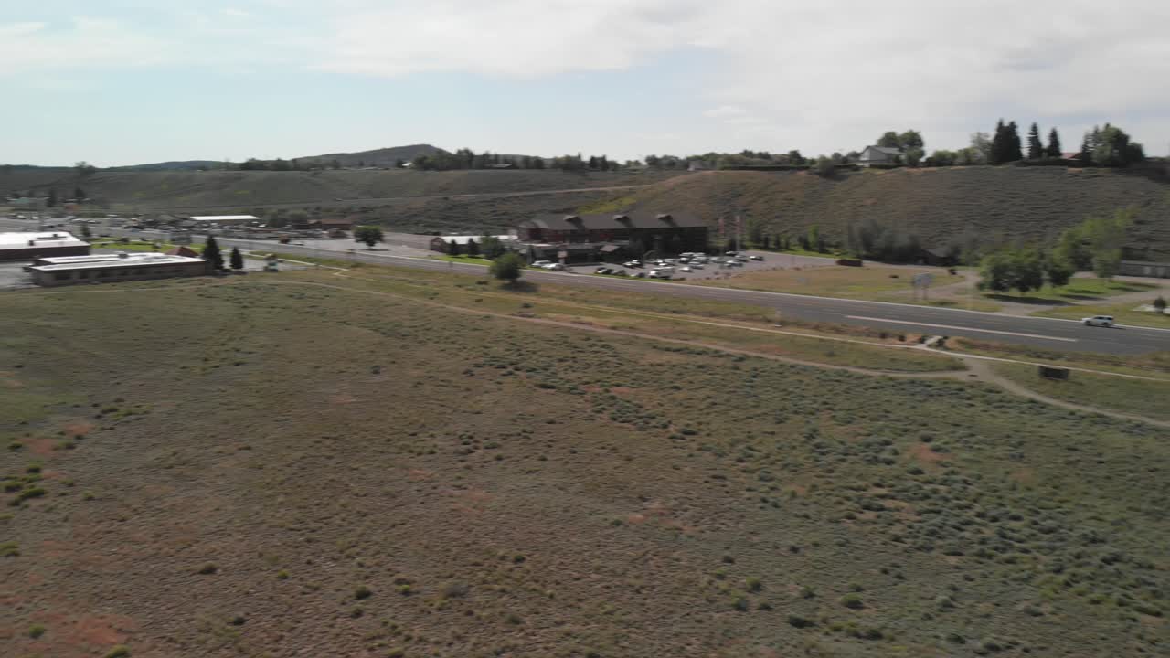 panorámica aérea rápida de noventa grados cerca del parque de rodeo cody night en el norte de wyoming durante el verano