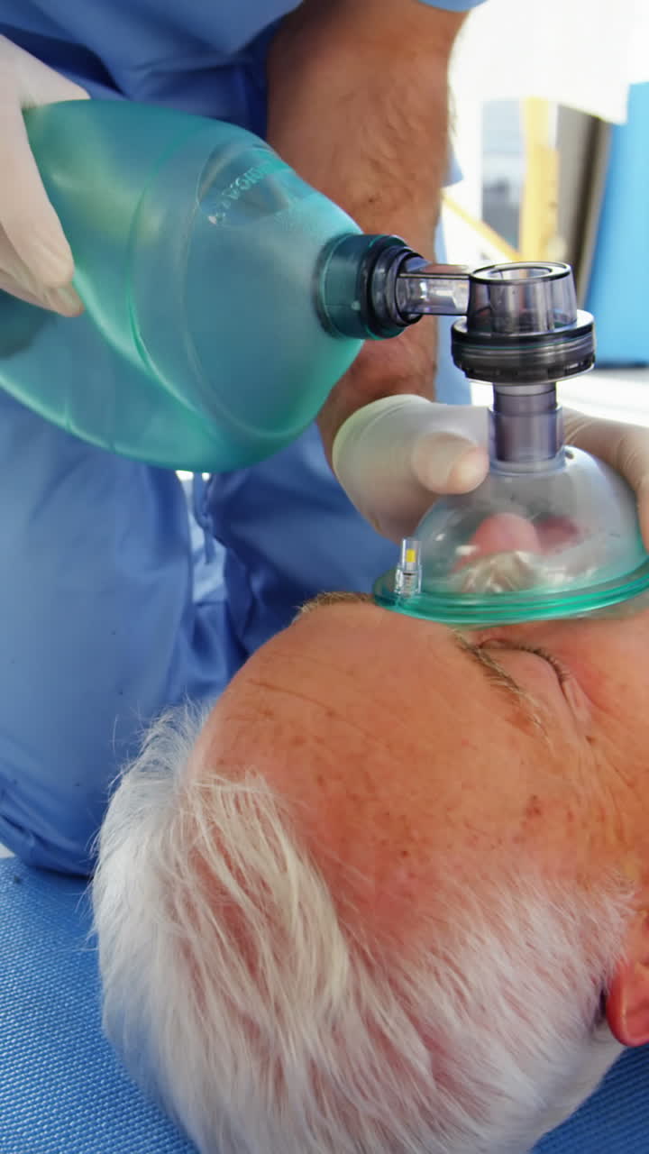 paramédico masculino durante la reanimación cardiopulmonar