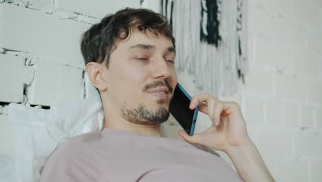 hombre hablando por teléfono en la cama