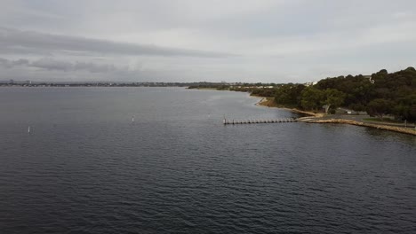 Luftpanorama-über-Bootsrampe,-Point-Walter-Reserve,-Perth,-Australien