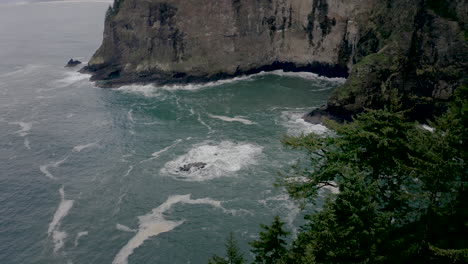 scenic views of the oregon coast with yaquina head lighthouse and crashing waves