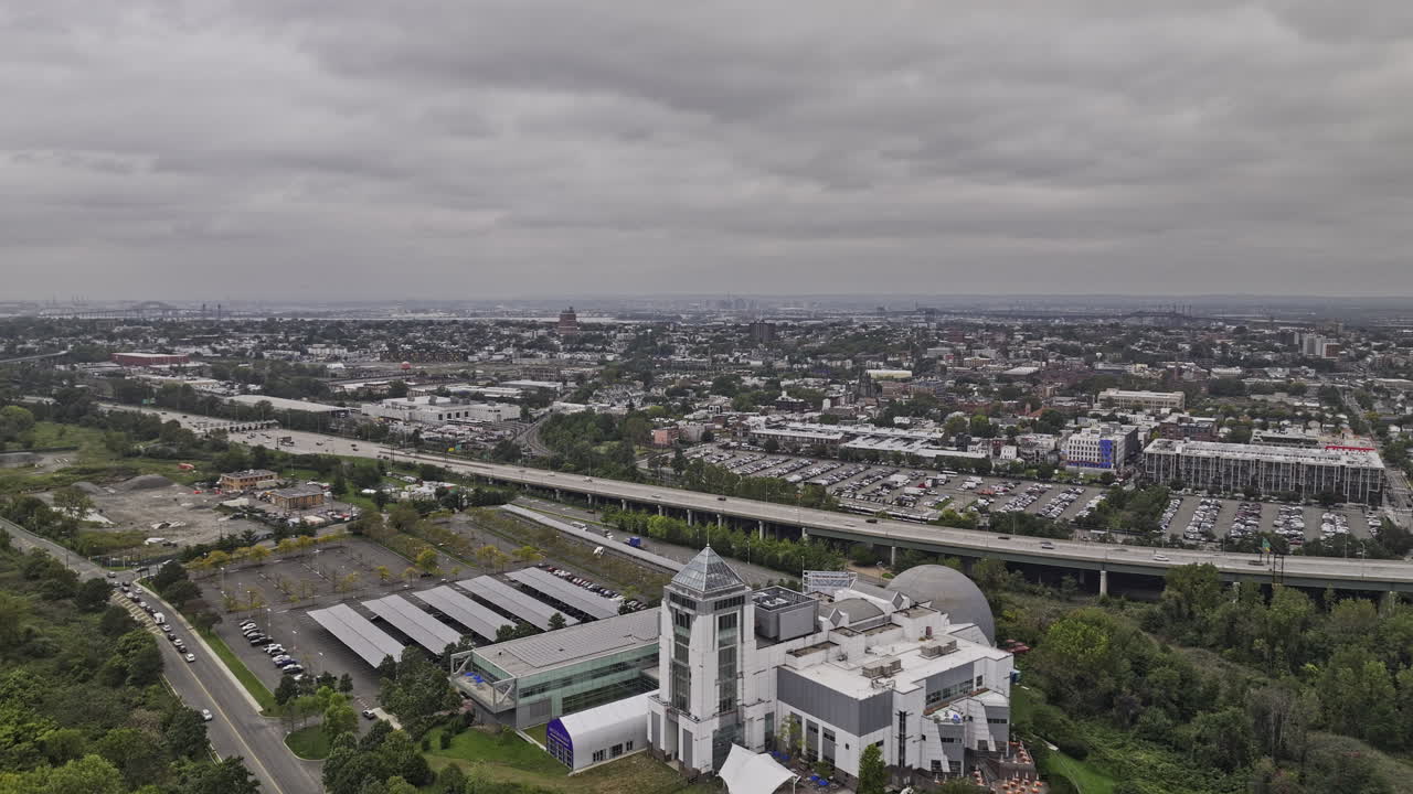 ciudad de jersey nueva jersey sobrevuelo aéreo v27 parque estatal de la libertad capturando el planetario museo de ciencias y paisaje urbano vistas de bergen-lafayette y communipaw - filmado con mavic 3 pro cine - septiembre 2023