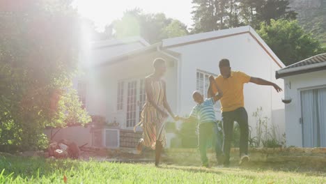 Glückliche-Familie,-Die-Zeit-Miteinander-Verbringt