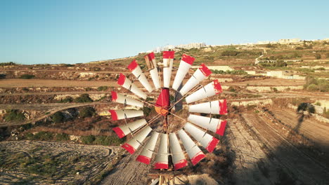 Imágenes-Aéreas-De-Molinos-De-Viento-De-Gozo,-Malta.