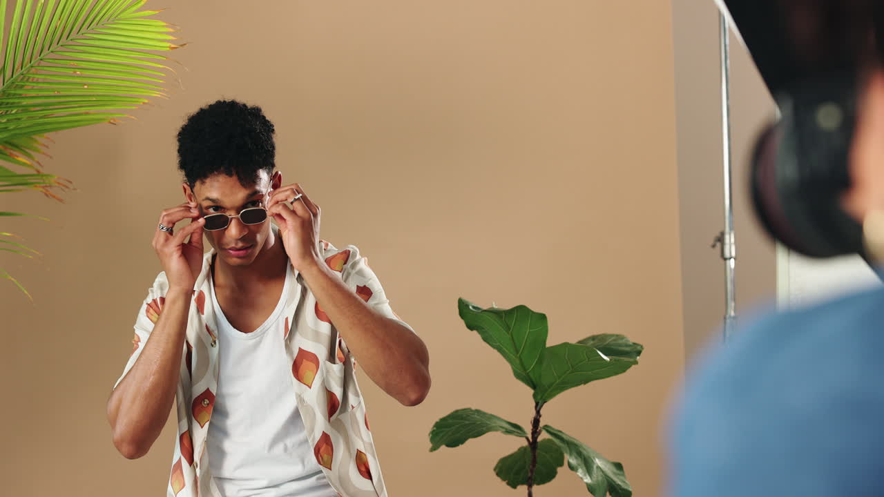 Uomo con outfit elegante durante un servizio fotografico