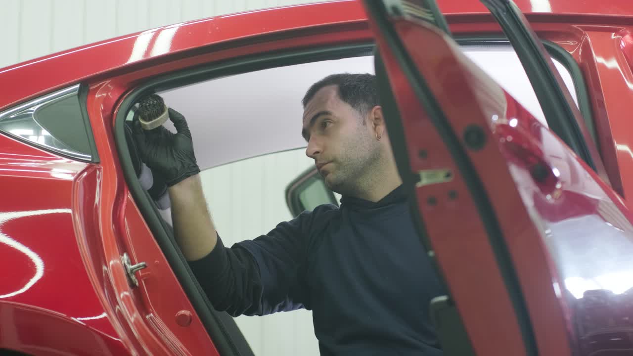 전문적인 자동차 청소. 샤워. 인테리어 세부 사항. 자동차 인테리어를 건조 청소 및 세부 사항; 깊은 좌석 청소; 자동차 세탁에서 거품을 는; 먼지에서 자동차 패널을 청소하는; 진공청소기