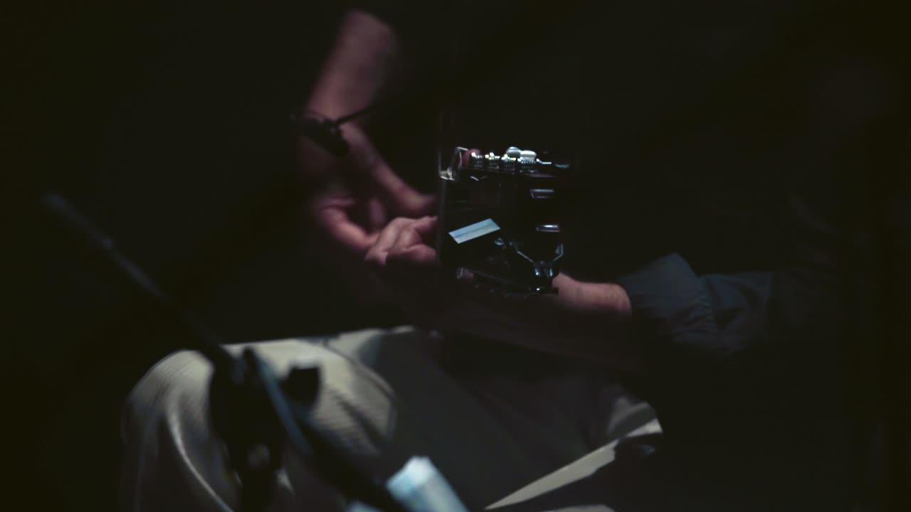 기타리스트는 스페인 타블라오의 어두운 시나리오에서 플라멩코를 연주합니다.