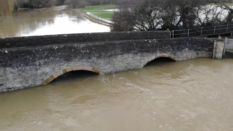 Río-Crecido-Inundado-Debajo-Del-Puente