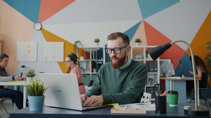 Uomini d'affari che lavorano in un ufficio moderno