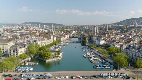 Toma-Cinematográfica-De-Establecimiento-De-Autobuses-Cruzando-El-Puente-En-Zurich,-Suiza