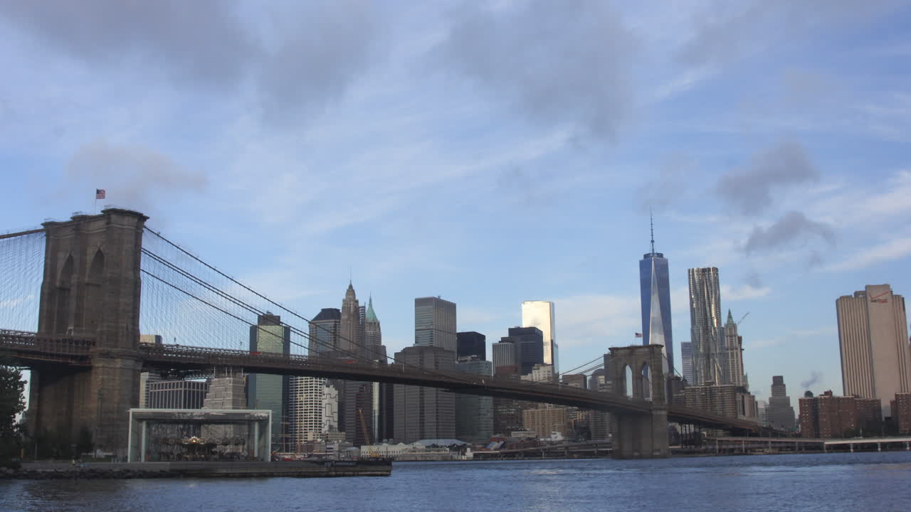 timelapse de la línea del cielo de la ciudad de manhattan con el puente de brooklyn en primer plano