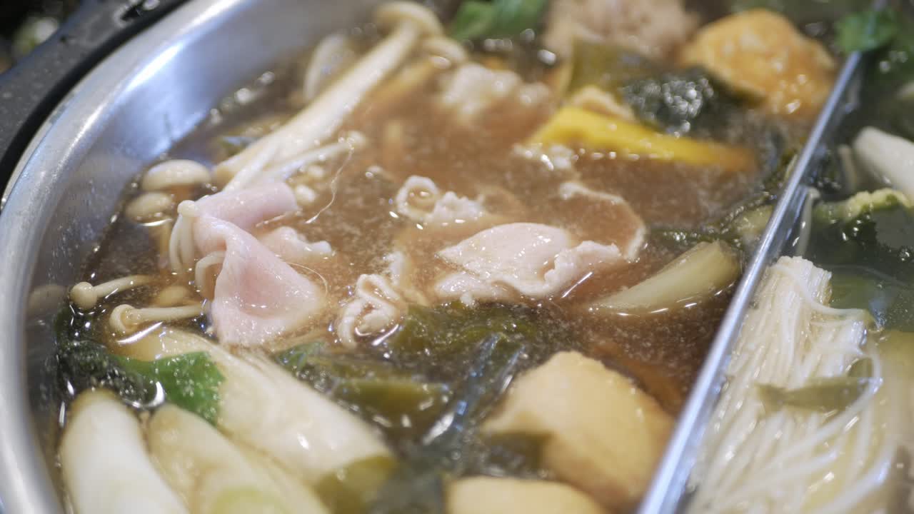 신선한 돼지고기를 넣는 동안 뷰를 닫습니다.