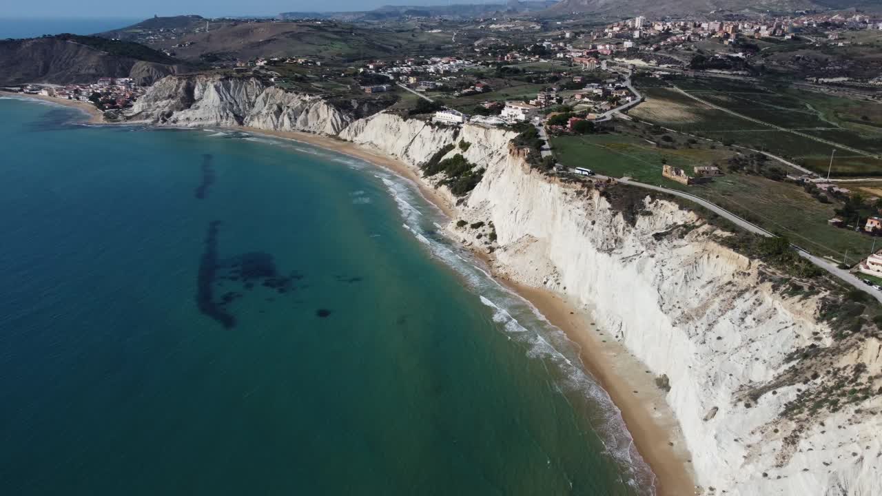 Panoramica diagonale di una costa con scogliere bianche nel Mar Mediterraneo