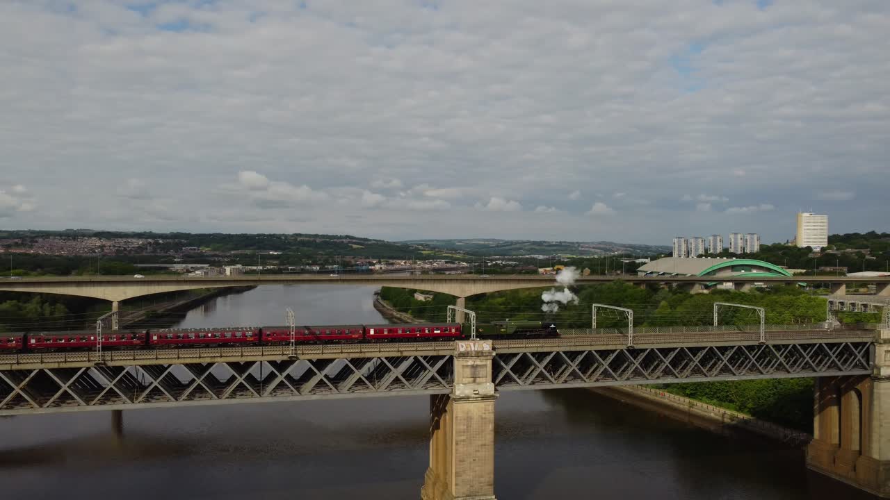tren de vapor cruzando el puente king edward vii en newcastle upon tyne y gateshead