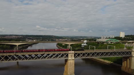 Tren-De-Vapor-Cruzando-El-Puente-King-Edward-Vii-En-Newcastle-Upon-Tyne-Y-Gateshead
