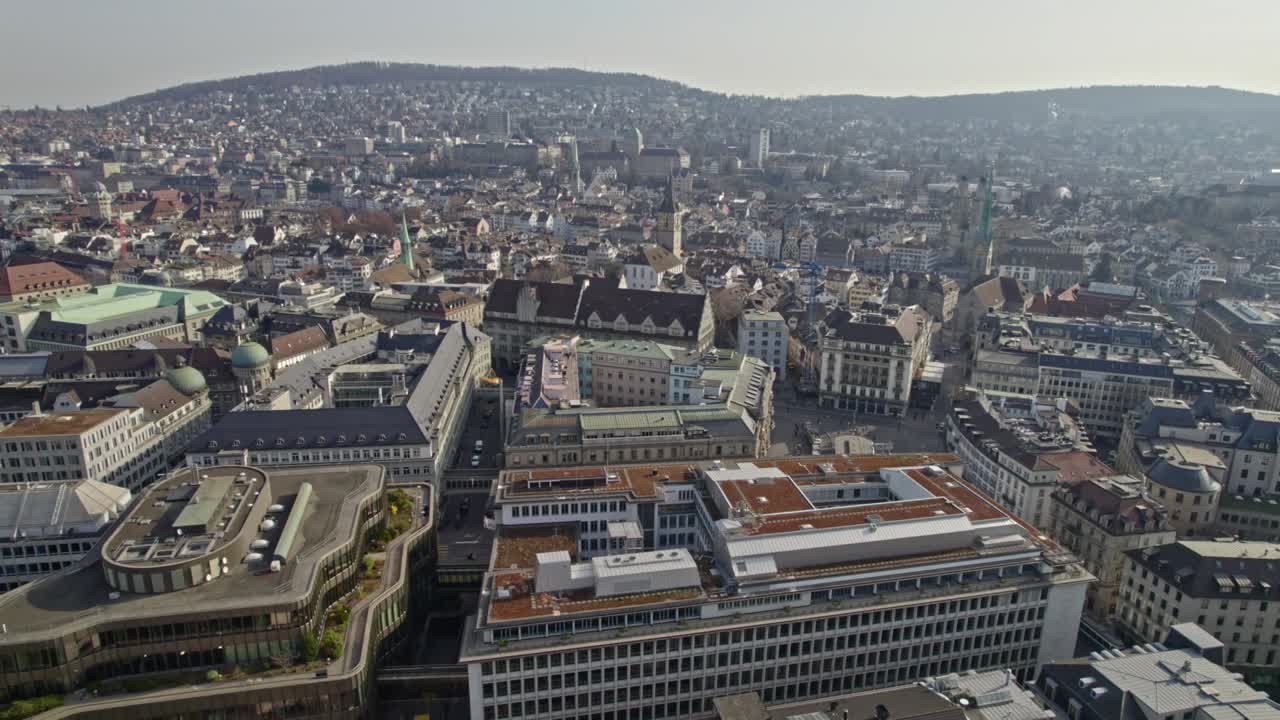 유명한 파라드 광장 (german paradeplatz) 의 공중 전망은 트램 역과 유명한 스위스 은행 credit suisse와 ubs의 본부와 함께 있습니다.