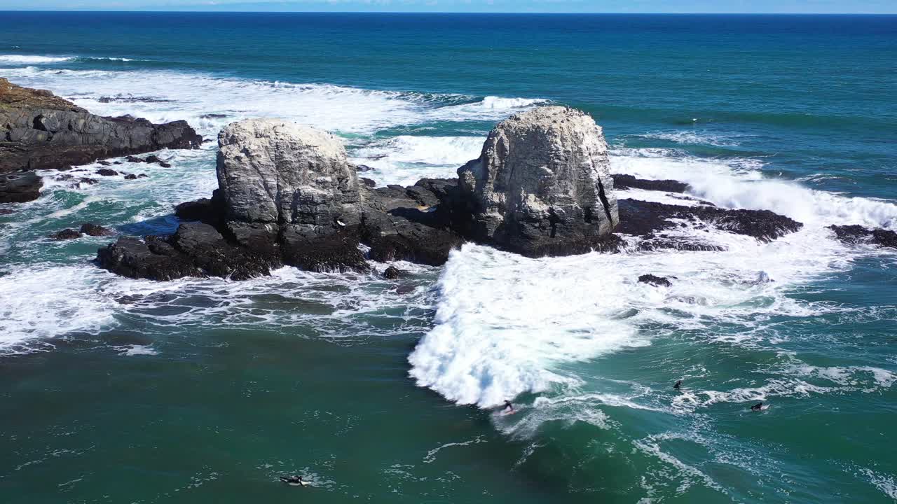 surfeando en punta de lobos, chile un día soleado un paisaje increíble grabado con un avión no tripulado