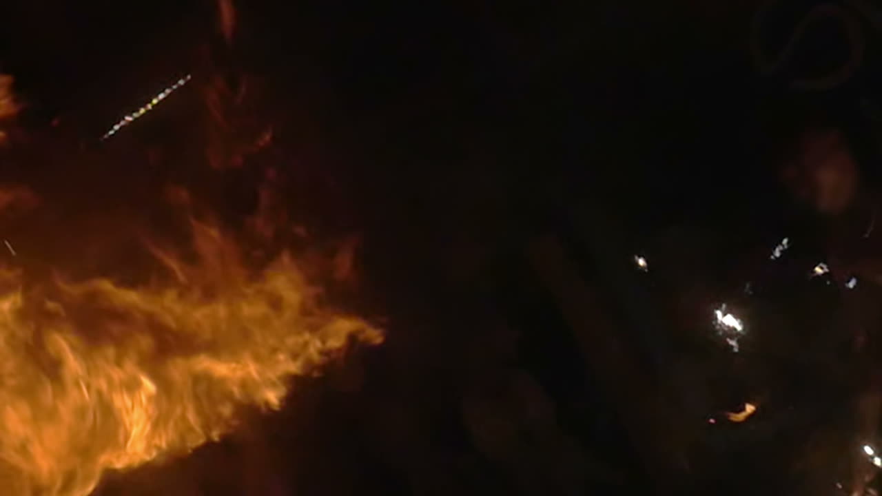 hombre asiático y espectáculo de respiración de fuego