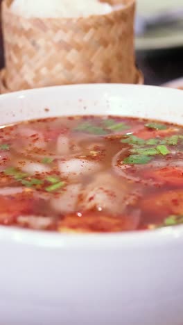 una deliciosa sopa tailandesa con ingredientes vibrantes