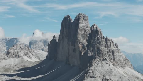 el pico de la montaña tre cime di lavaredo en las dolomitas, italia