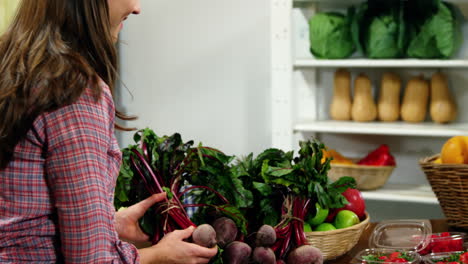 mujer comprando verduras