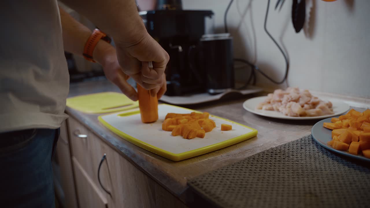 hombre manos cortando verduras para cocinar la cena. zanahorias ingrediente para estofado ragout. interior de la cocina. hombre cortando zanahorias. alimentos vegetales, ingredientes de alimentos naturales. rutina diaria de la persona moderna.