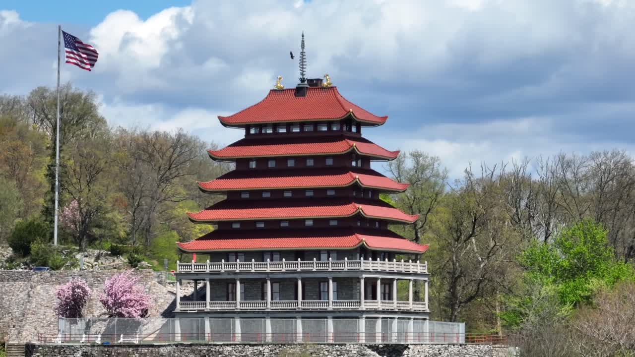 pagoda de lectura con bandera estadounidense y árbol de cerezo en flor en pensilvania