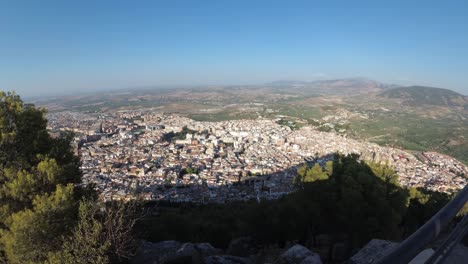 Castillo-De-Jaen,-España-Castillo-De-Jaen-Volando-Y-Tomas-Terrestres-Desde-Este-Castillo-Medieval-En-La-Tarde-De-Verano,-Tambien-Muestra-La-Ciudad-De-Jaen-Hecha-Con-Un-Drone-Y-Una-Camara-De-Accion-A-4k-24fps-Usando-Filtros-Nd