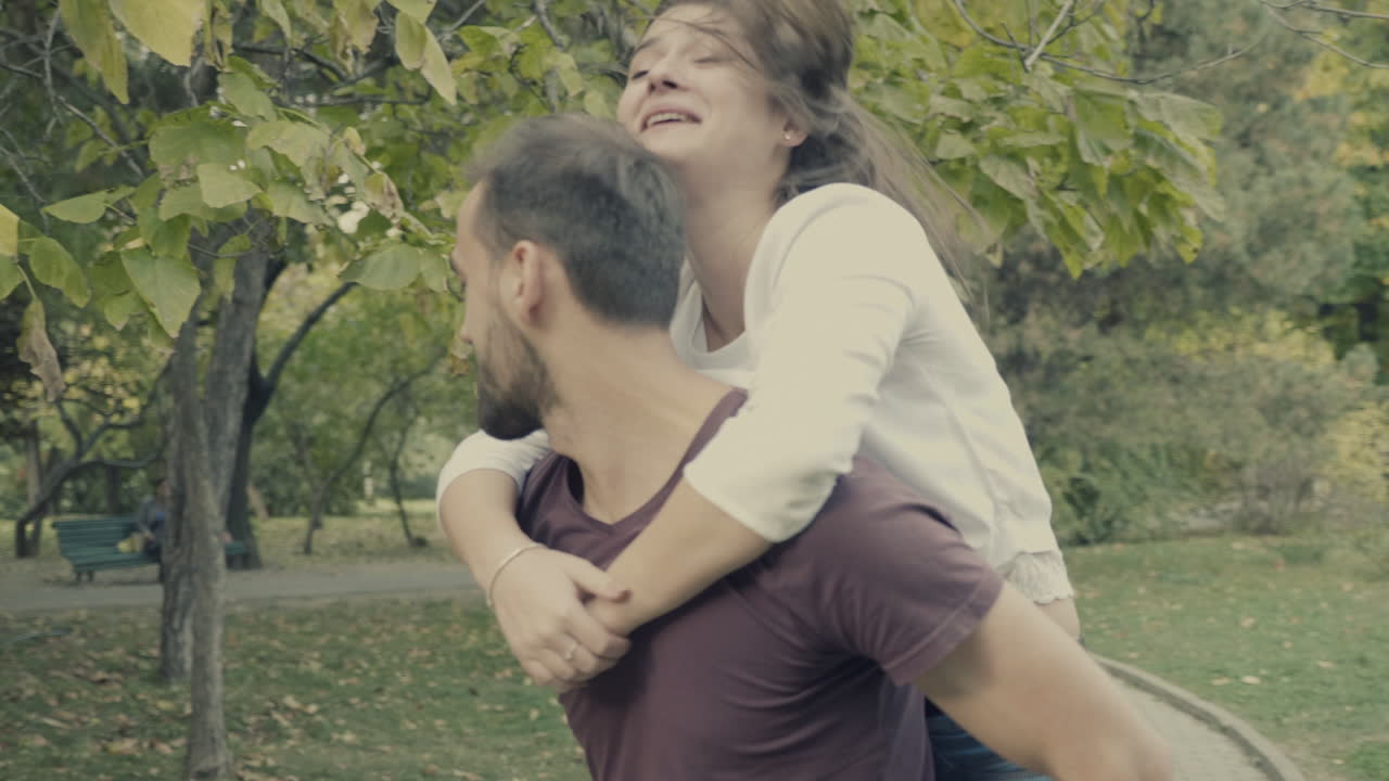 Una pareja divirtiéndose en el parque.