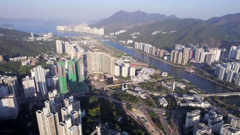 Apartamentos-Altos-Y-Modernos-Con-Largas-Extensiones-De-Sombras-Que-Caen-Sobre-Una-Intersección-De-Carreteras-En-El-área-De-Sha-Tin-En-Un-Día-Soleado-En-Hong-Kong