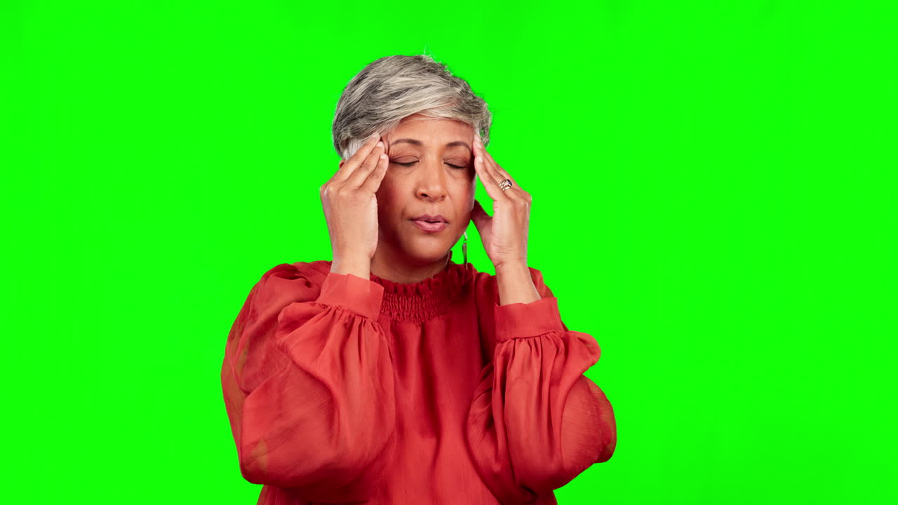 dolor de cabeza, problema y mujer mayor en la pantalla verde