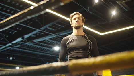 Deportista-Agitado-Preparándose-Para-Box-En-El-Gimnasio.-Hombre-En-Forma-Golpeando-Los-Puños-En-El-Ring