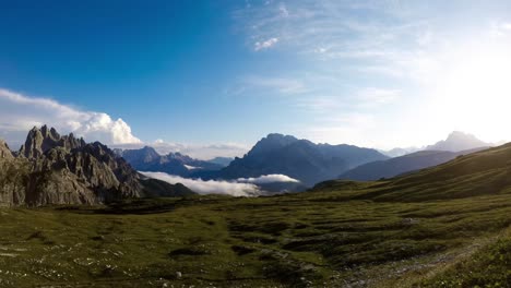 Timelapse-Parque-Natural-Nacional-Tre-Cime-En-Los-Alpes-Dolomitas.-Hermosa-Naturaleza-De-Italia.