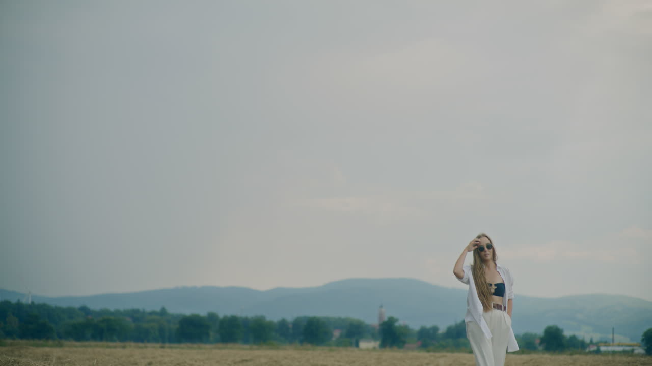 사려 깊은 여성 초상화