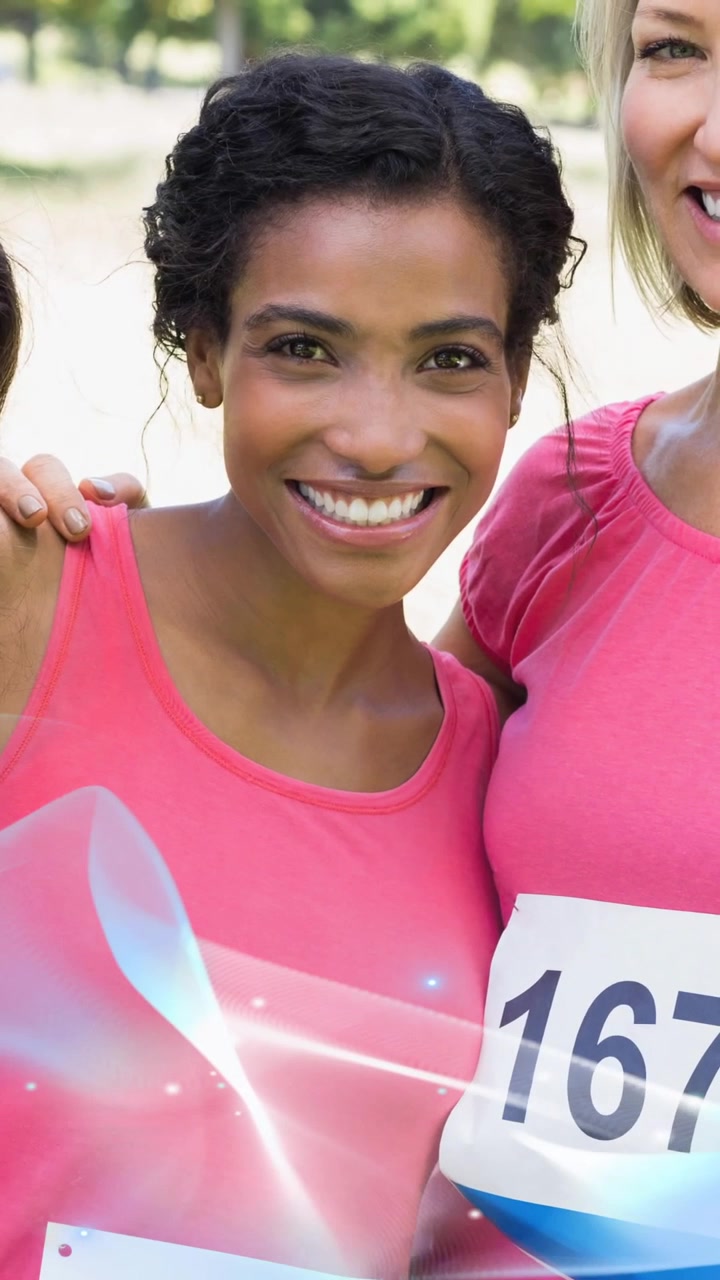 Animazione del logo del nastro rosa e di un'onda blu su un gruppo eterogeneo di donne sorridenti