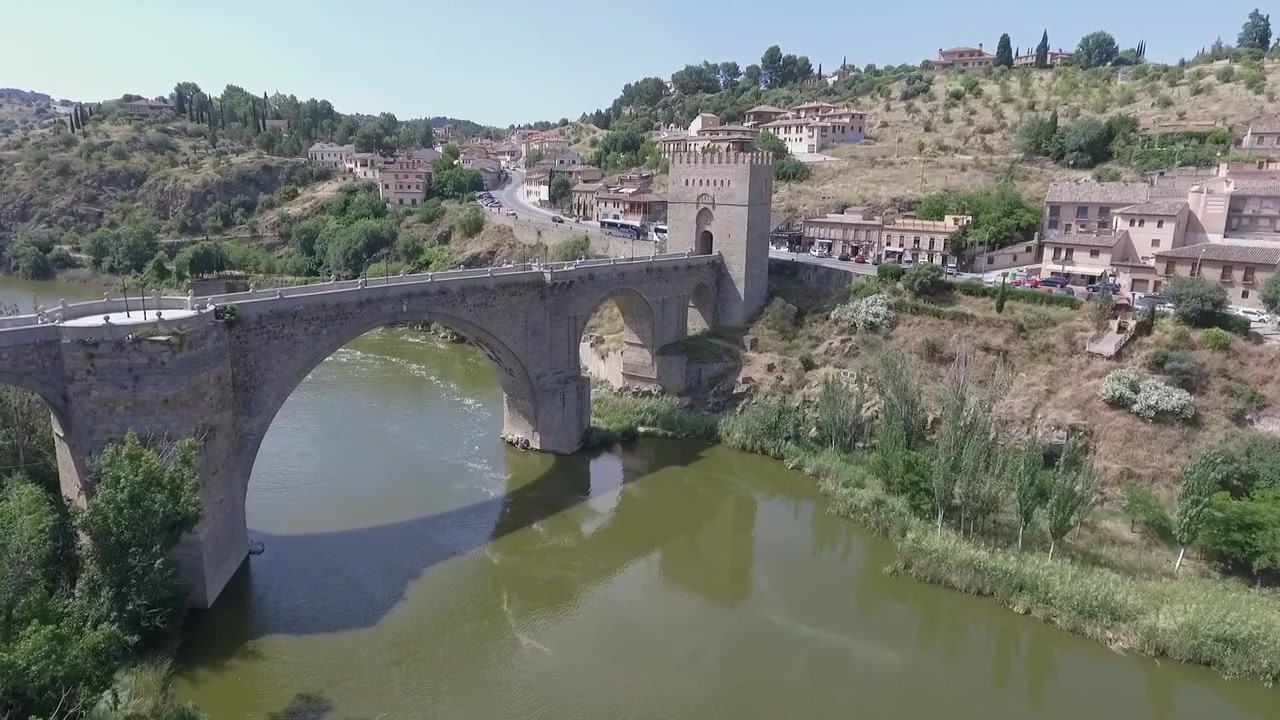 Ponte San Martín a Toledo, Spagna, e il suo fiume Tago. Drone