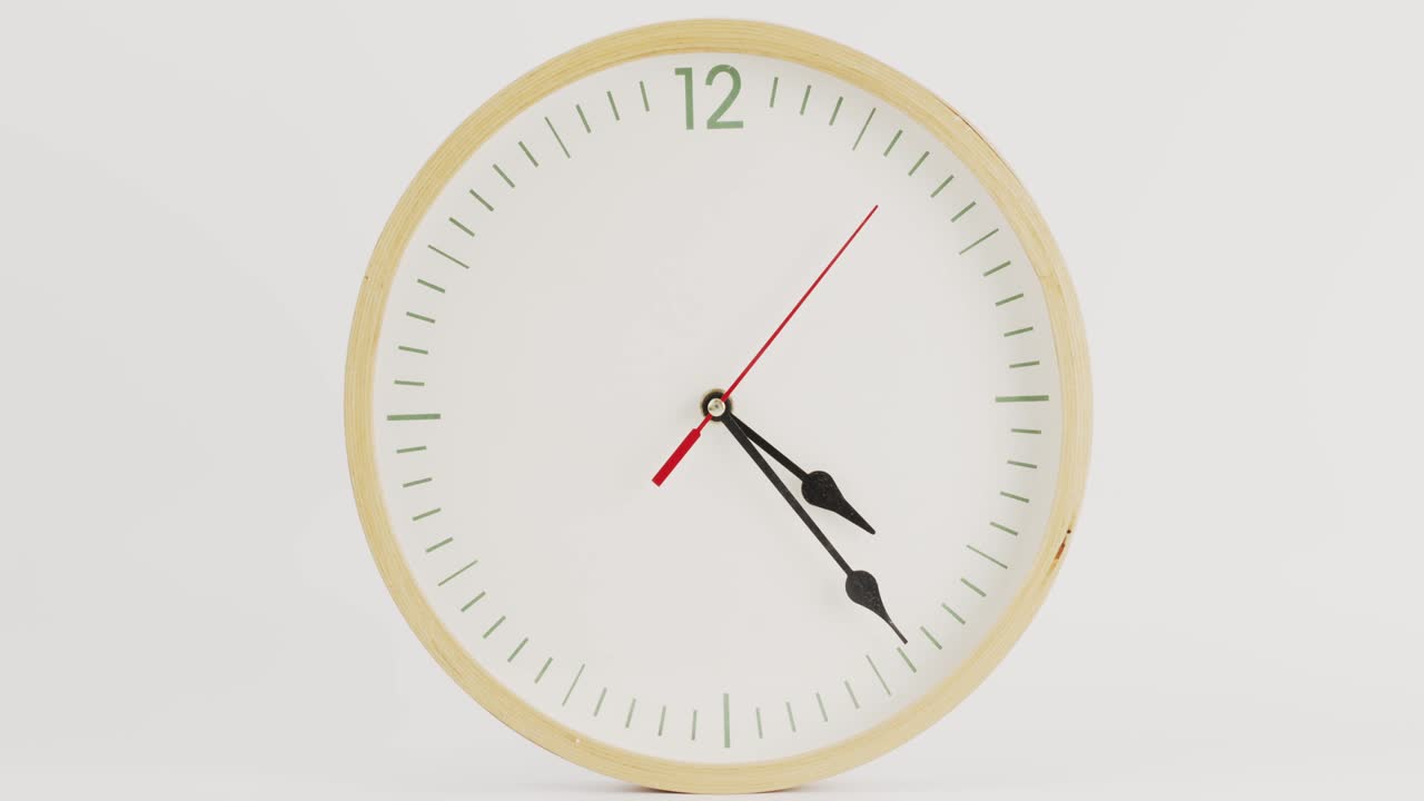 Vista frontale, orologio Whitewall isolato su sfondo bianco, ora visualizzata 04:00 (mattina o pomeriggio).