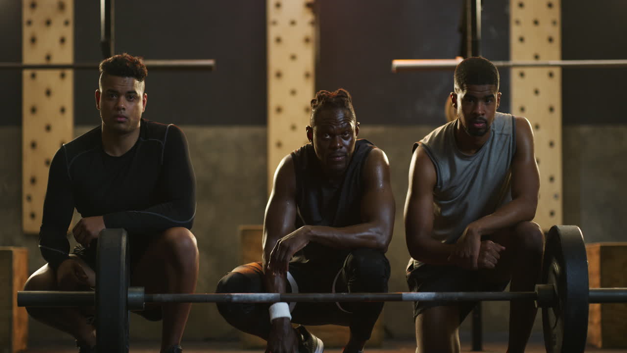 un trío de superhéroes listos para el entrenamiento
