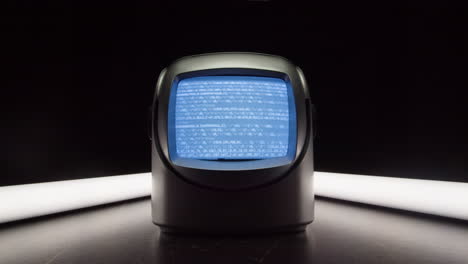 tv retro, televisión vintage en una configuración nostálgica, una tv retro muestra grano en la pantalla, dispositivo aterrador de la noche de halloween bueno para la llave de croma y la pantalla verde. imágenes de alta calidad 4k
