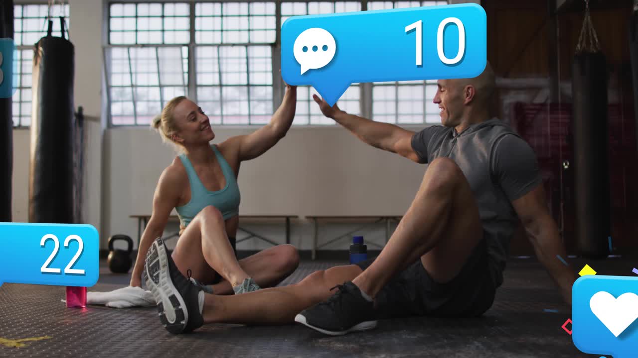 Compagni di allenamento che parlano dopo l'allenamento guardando icone social animate che celebrano i progressi nel fitness