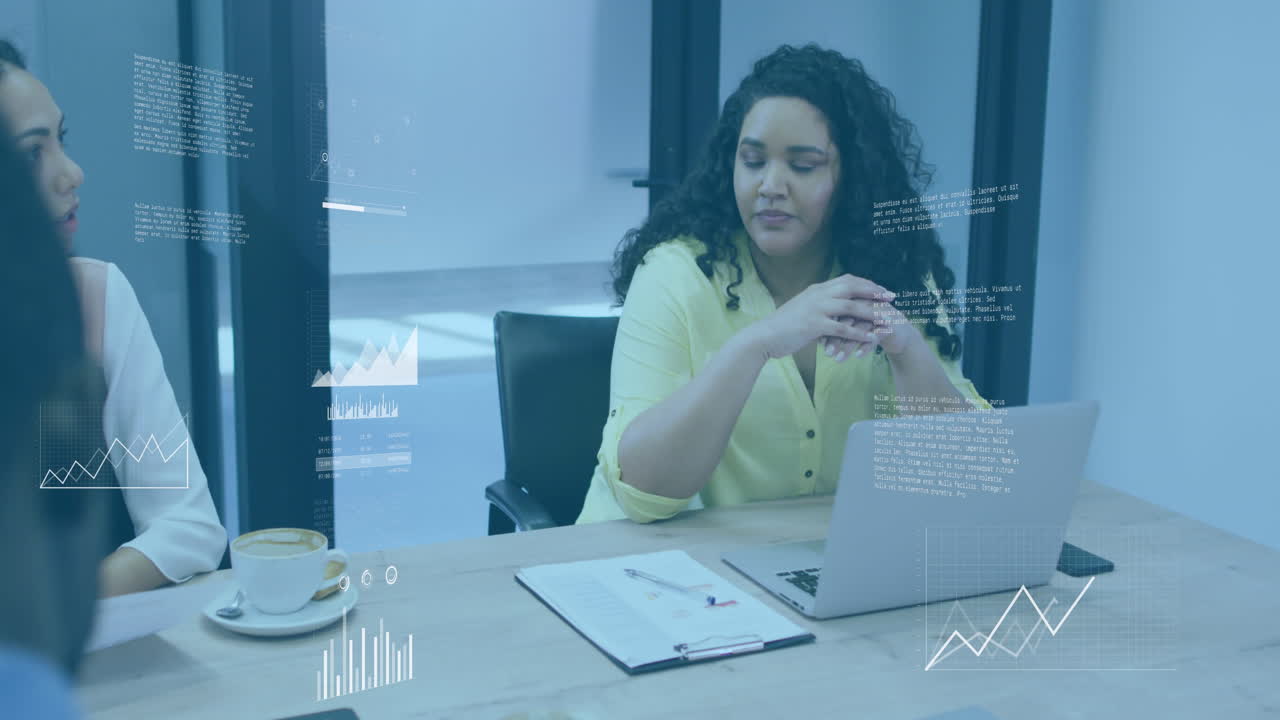animación del procesamiento de datos estadísticos sobre mujeres biraciales discutiendo con colegas en la oficina