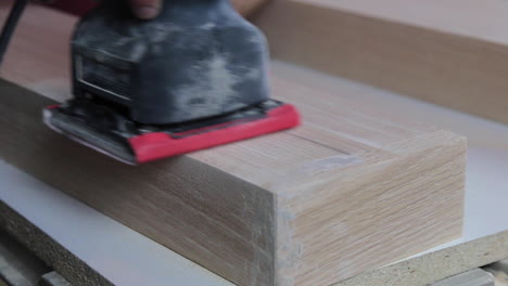 termine de lijar el relleno de madera en los estantes flotantes de madera para prepararlo para teñirlo y colgarlo en un baño remodelado