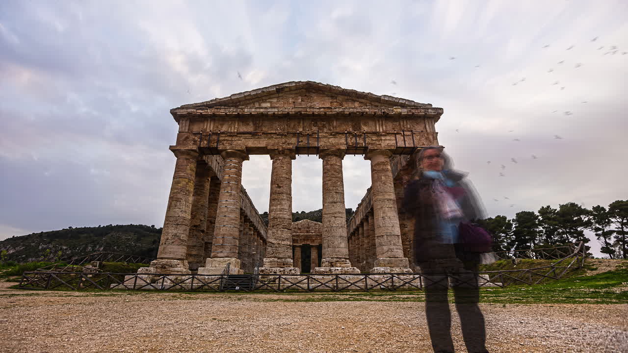 하늘에 빽빽하게 날아다니는 구름과 함께 세게스타의 도리스식 사원의 저속 촬영