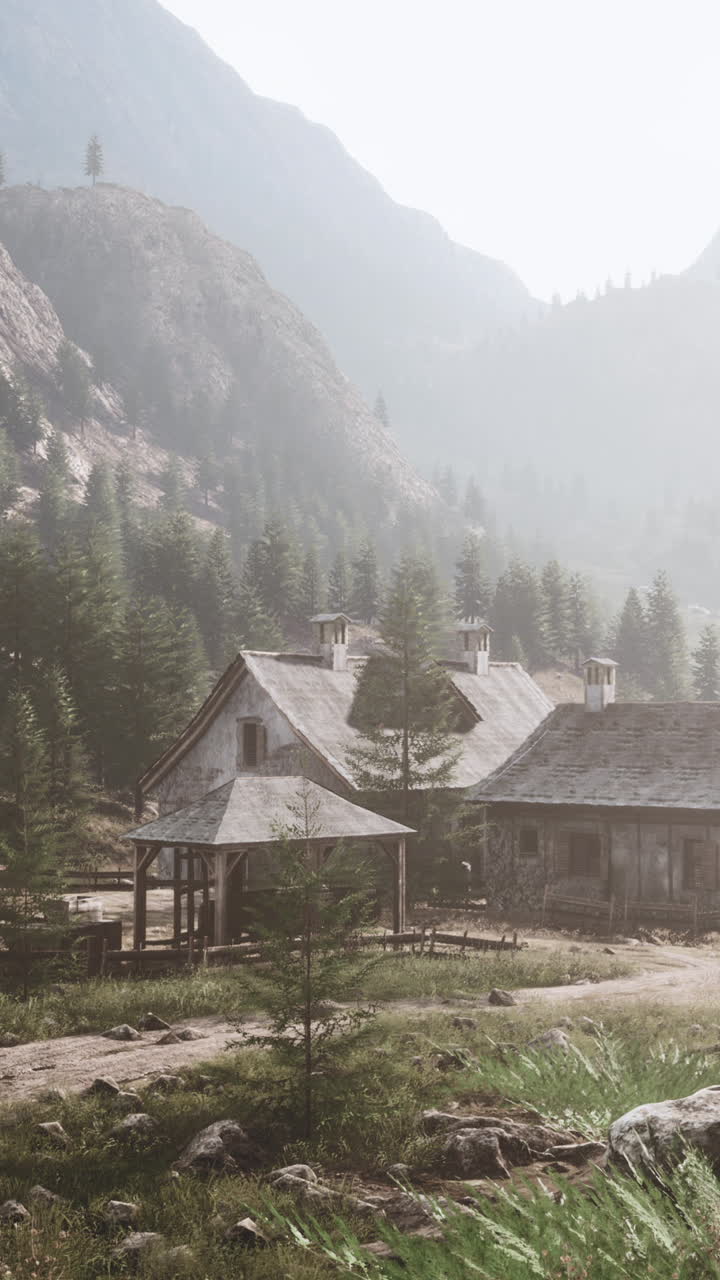 pueblo de montaña con niebla