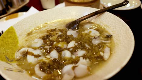 deliciosa sopa de ramen con pescado y verduras