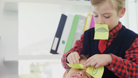niño como ejecutivo de negocios colocando notas adhesivas sobre los ojos de los colegas 4k
