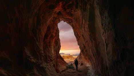 Bucle-Ininterrumpido-De-Cinemagraph-De-Lapso-De-Tiempo-De-Cielo-De-Nube-De-Puesta-De-Sol-En-Movimiento-En-Una-Cueva-En-El-Famoso-Desierto-Beduino-De-Wadi-Rum,-Paisaje-De-La-Unesco,-Jordania