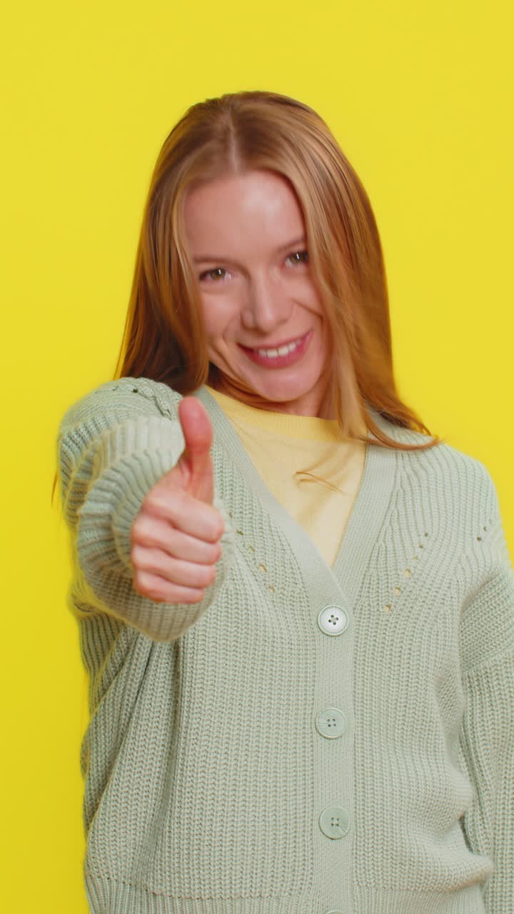 la mujer caucásica levanta el pulgar, está de acuerdo, da una respuesta positiva, recomienda el anuncio, le gusta, buena idea.