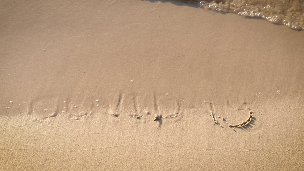 모래 위의 코비드 단어.